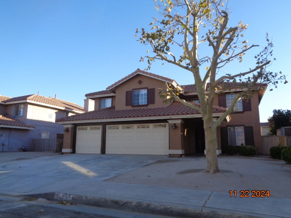 650 Esther Dr in Lancaster, CA - Foto de edificio