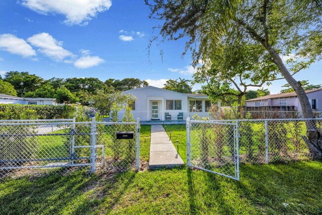 6700 SW 62nd Ct in South Miami, FL - Building Photo - Building Photo