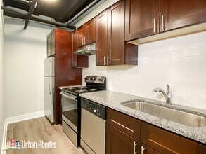 725 Saint Johns Ave, Unit A04C in Highland Park, IL - Building Photo - Building Photo