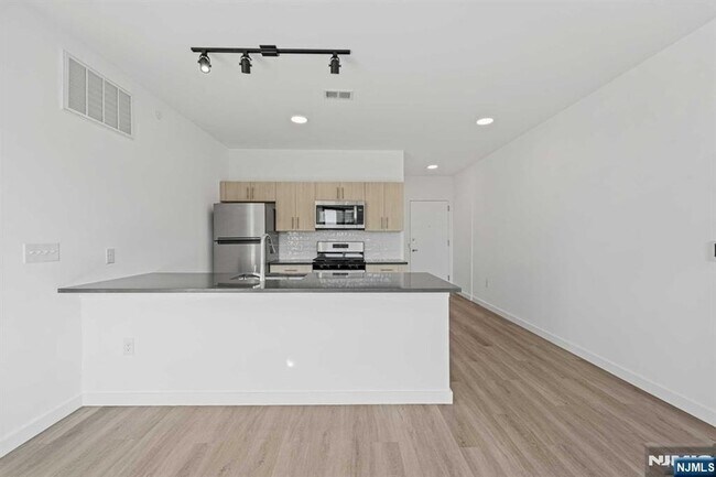 117-121-121 Prospect Ave, Unit 402 in Bayonne, NJ - Building Photo - Building Photo