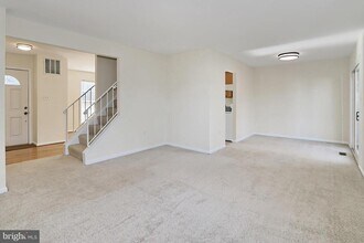 10024 Downeys Wood Ct in Burke, VA - Building Photo - Building Photo