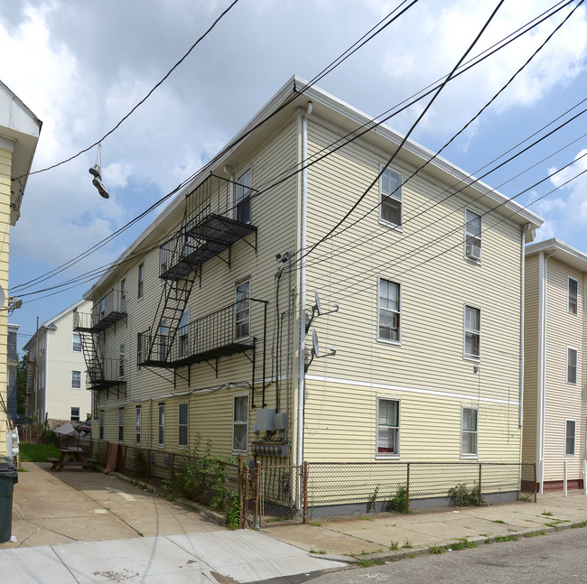 67 Russo St in Providence, RI - Foto de edificio - Building Photo