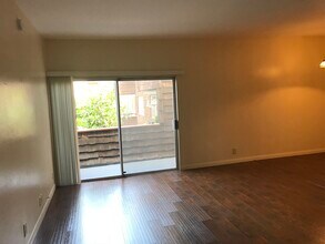 5414 Newcastle Ave in Encino, CA - Building Photo - Building Photo