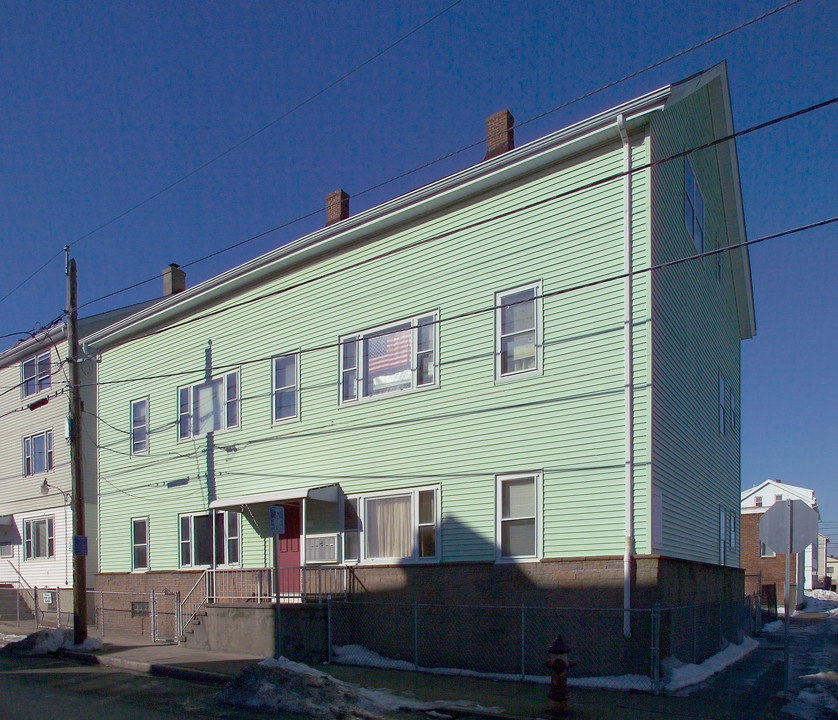 305-307 4th St in Fall River, MA - Building Photo