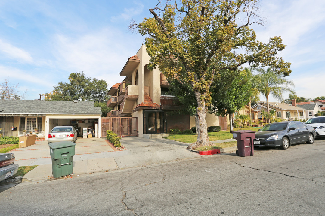 729 W Dryden St in Glendale, CA - Building Photo