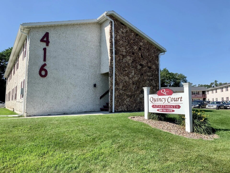 Quincy Court in Onalaska, WI - Building Photo