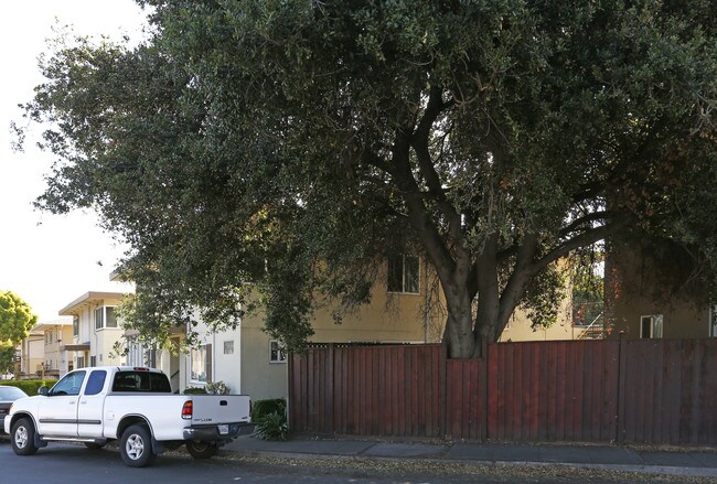1932 Davis St in San Jose, CA - Foto de edificio - Building Photo