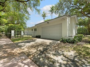 6601 Riviera Dr in Coral Gables, FL - Foto de edificio - Building Photo