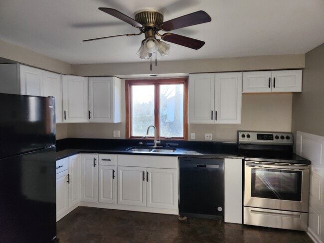 4140 Birchwood Dr N in Liverpool, NY - Building Photo - Building Photo