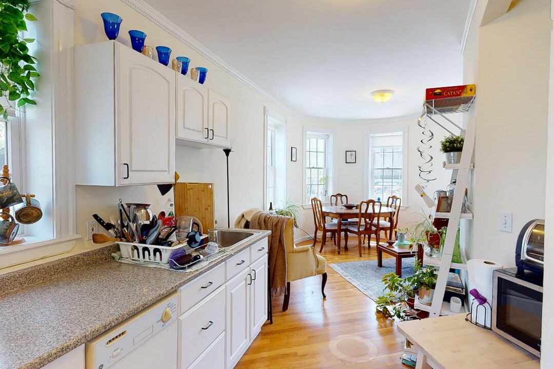4 Bishop Allen Dr, Unit 1 in Cambridge, MA - Building Photo