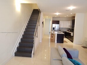 10305 NW 63rd Terrace in Doral, FL - Building Photo - Building Photo