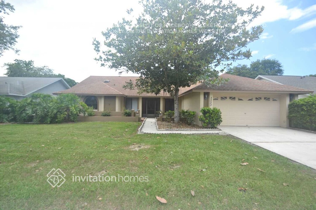 3223 Pine Club Dr in Plant City, FL - Building Photo