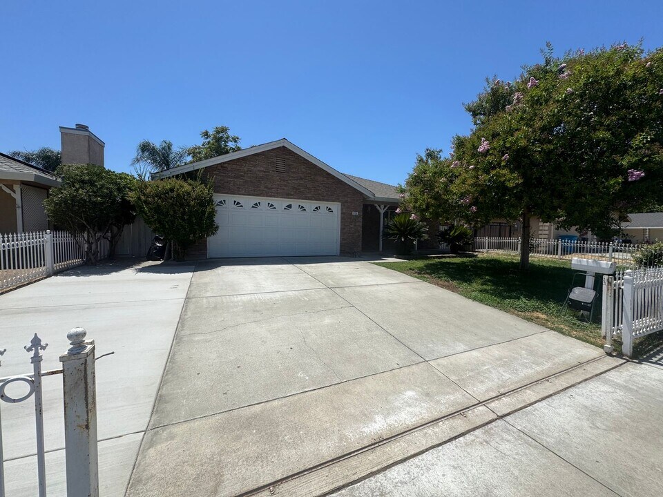 615 W H St in Dixon, CA - Building Photo