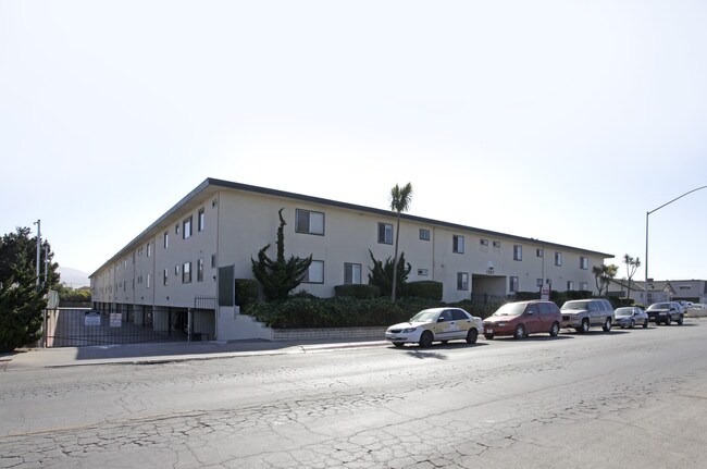 Thorndike Apartments in Salinas, CA - Foto de edificio - Building Photo