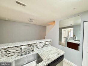 10128 Reprise Dr in Rockville, MD - Foto de edificio - Building Photo