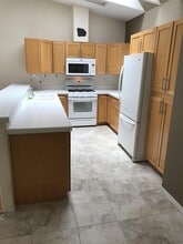 96 NW 33rd Pl in Newport, OR - Building Photo - Building Photo