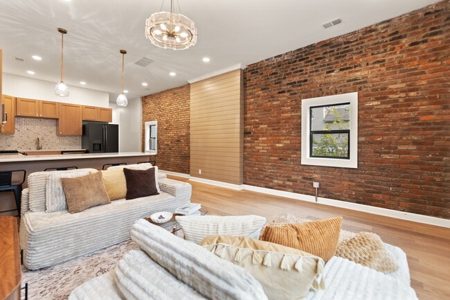 825 E Chestnut St in Louisville, KY - Building Photo - Building Photo