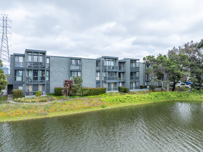 Mariners Condominium in San Mateo, CA - Building Photo - Building Photo