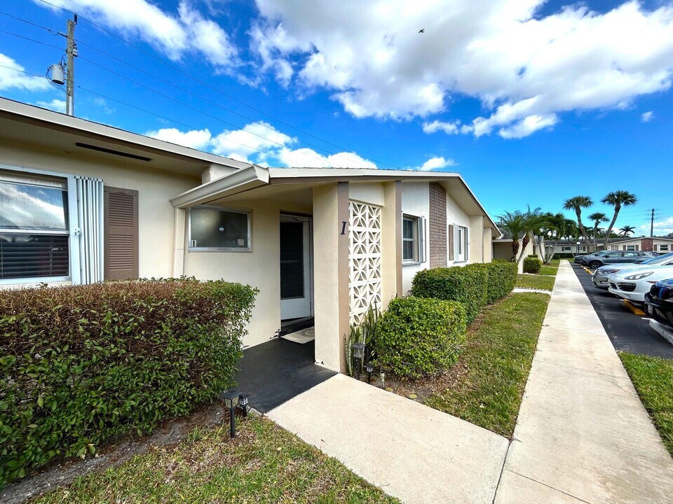 2522 Emory Dr E in Haverhill, FL - Foto de edificio