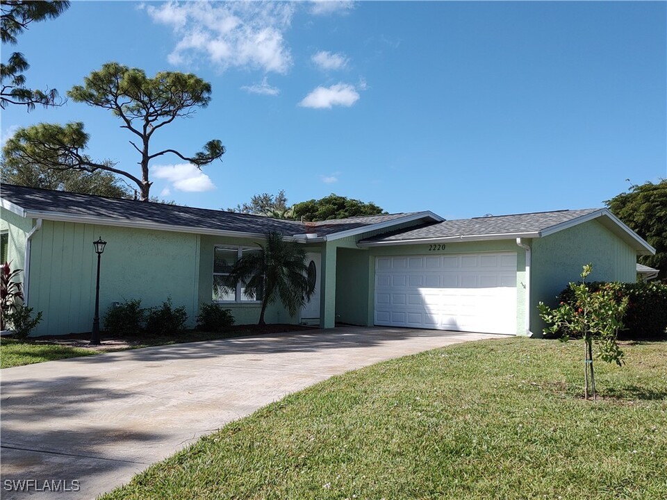 2220 SE 7th St in Cape Coral, FL - Building Photo