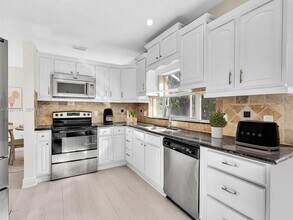 11407 Lakeview Dr in Coral Springs, FL - Building Photo - Building Photo