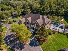 675 Old Barrington Rd in North Barrington, IL - Building Photo