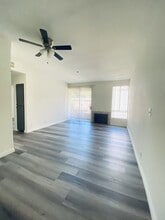 1220 N Las Palmas Ave, Unit 106 in Los Angeles, CA - Foto de edificio - Building Photo