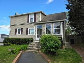 70 Albertina St in Quincy, MA - Building Photo - Building Photo