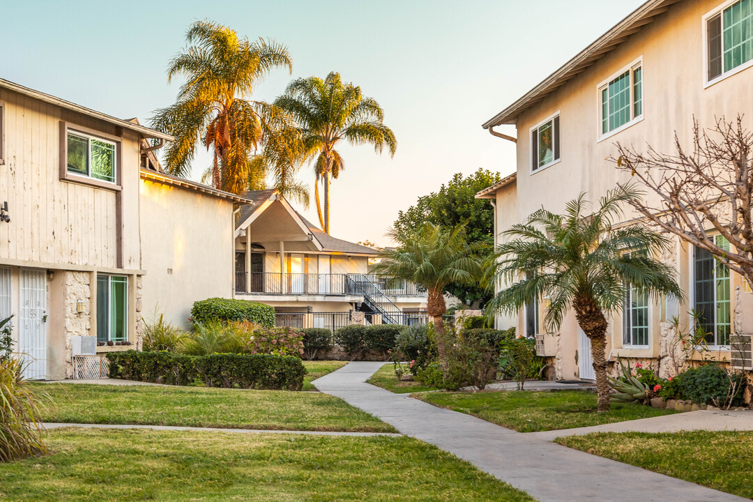 Regency Villas in Santa Ana, CA - Building Photo