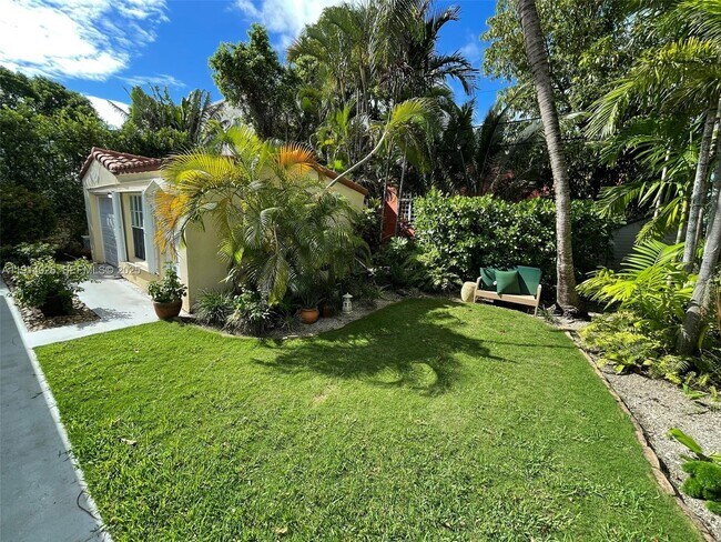 1018 W 47th St-Unit -1 in Miami Beach, FL - Building Photo - Building Photo