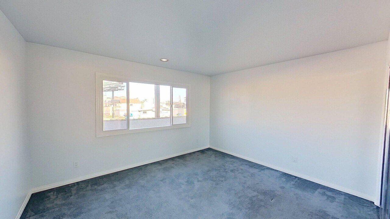 16917 10th St in Huntington Beach, CA - Building Photo