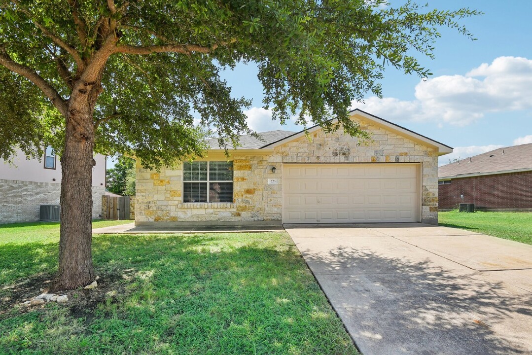 223 Meadow Park Dr in Georgetown, TX - Building Photo