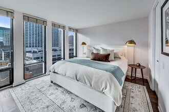 200 E Delaware Pl, Unit 200 E Delaware Pl in Chicago, IL - Building Photo - Building Photo
