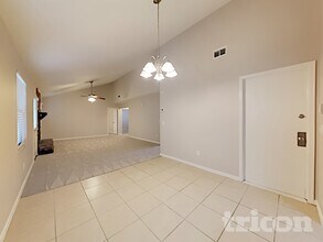 8708 Bishopswood Dr in Jacksonville, FL - Foto de edificio - Building Photo