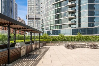 1211 S Prairie Ave, Unit 4805 in Chicago, IL - Building Photo - Building Photo