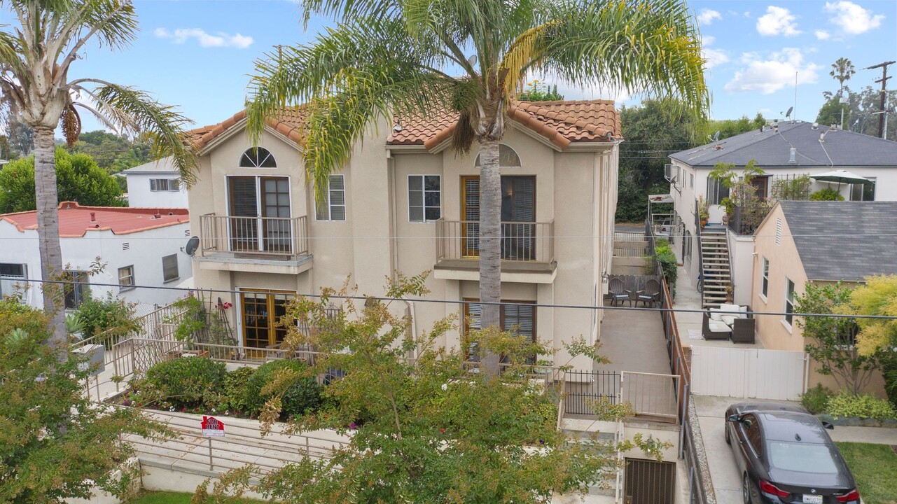 Trousdale in Los Angeles, CA - Foto de edificio