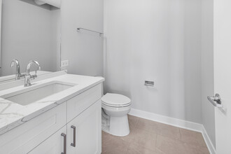 4616 N Ashland Ave, Unit 403 in Chicago, IL - Building Photo - Building Photo