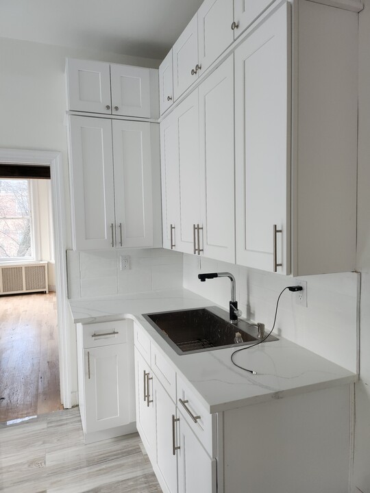 7153 71st Plz, Unit 2nd Floor in Glendale, NY - Building Photo