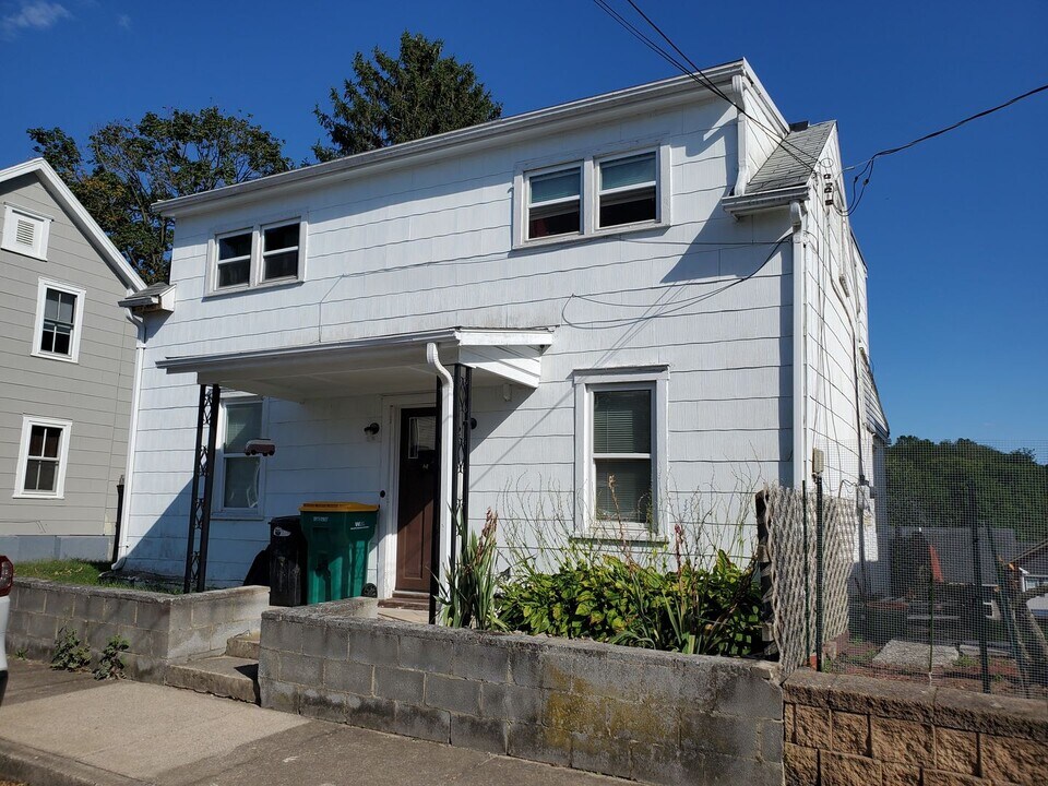 251 Wayne Ave in Waynesboro, PA - Building Photo