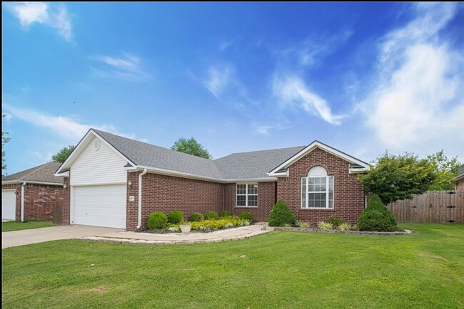 807 SW Navajo Dr in Bentonville, AR - Foto de edificio - Building Photo