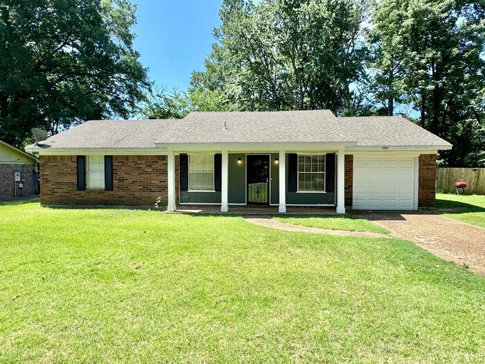 5595 Briarwood Dr in Horn Lake, MS - Building Photo