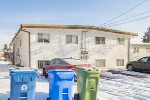 207A Huntington Park Bay NW in Calgary, AB - Building Photo