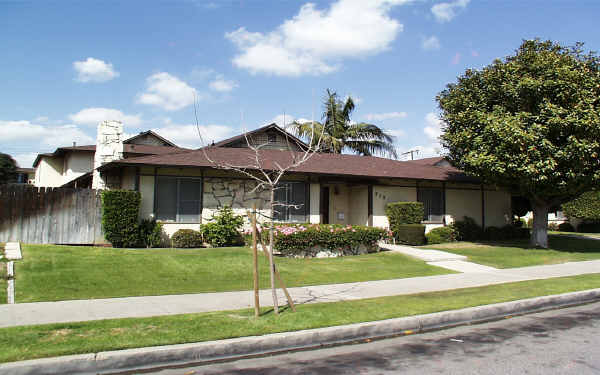 3131 Topaz Ln in Fullerton, CA - Foto de edificio