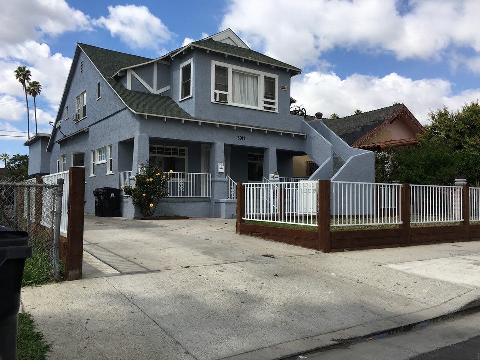 3917 Halldale Ave in Los Angeles, CA - Building Photo