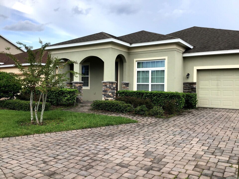 1021 Vinsetta Cir in Winter Garden, FL - Building Photo
