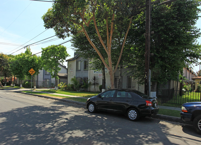 Gundry Apartments in Paramount, CA - Building Photo - Building Photo