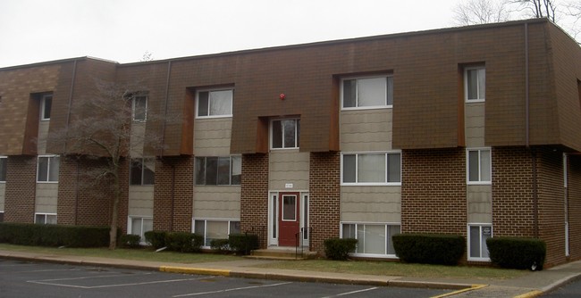 Towne Oaks Apartments in South Bound Brook, NJ - Building Photo - Building Photo