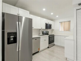 3195 Foxcroft Rd in Hollywood, FL - Building Photo