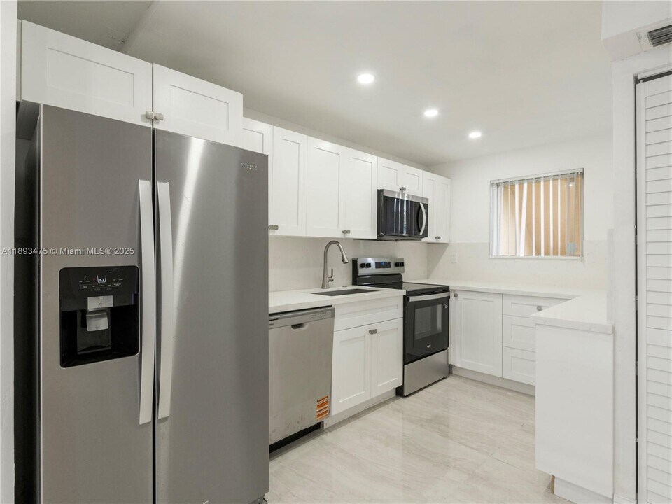 3195 Foxcroft Rd in Hollywood, FL - Building Photo