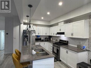 324-324 Equestrian Way in Cambridge, ON - Building Photo - Building Photo